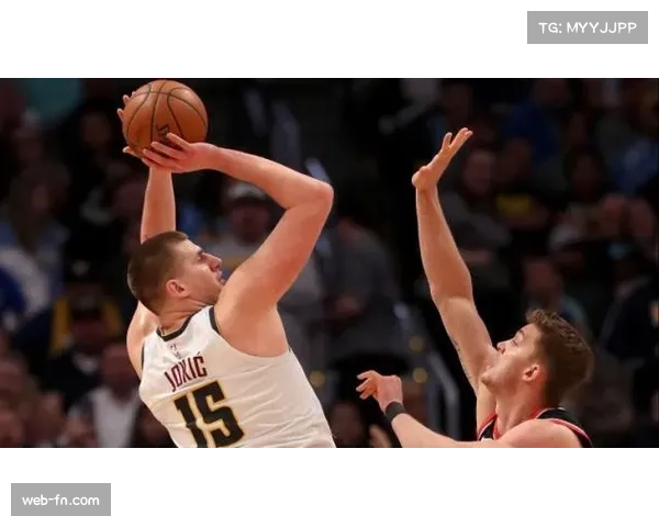 争议瞬间:裁判回看录像五分钟,最终判定上海队进攻犯规